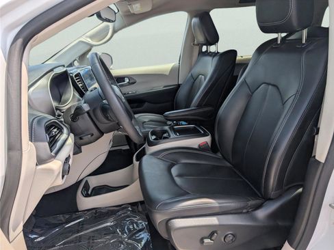 Used 2023 Chrysler Pacifica Touring-L w/ Uconnect Theater Family Group FWD image 9