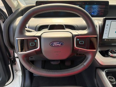 Used 2025 Ford Expedition Active AWD/4WD image 15