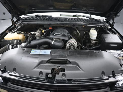 Used 2005 Chevrolet Suburban Z71 w/ Preferred Equipment Group AWD/4WD image 42