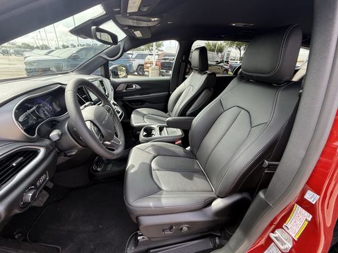 New 2027 Chrysler Pacifica Select FWD image 17