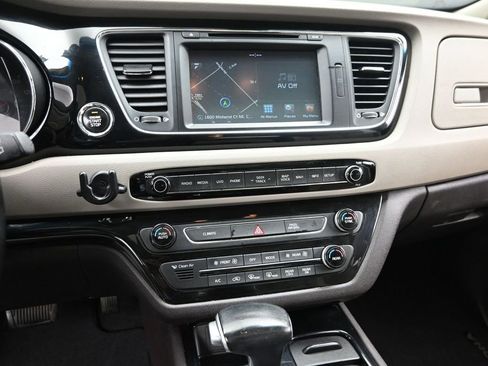 Used 2018 Kia Sedona SX Limited w/ SX Limited Prestige Package FWD image 17