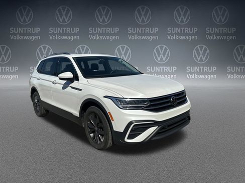 Used 2023 Volkswagen Tiguan SE w/ Panoramic Sunroof Package FWD image 40