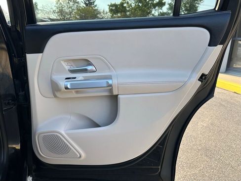 Used 2023 Mercedes-Benz GLB 250 4MATIC w/ Premium Package image 30