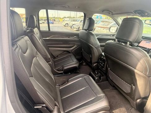 Used 2023 Jeep Grand Cherokee L Limited AWD/4WD image 9
