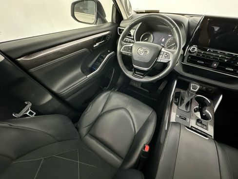 Used 2022 Toyota Highlander Platinum FWD image 9