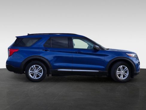 Used 2023 Ford Explorer XLT w/ Equipment Group 202A RWD image 3