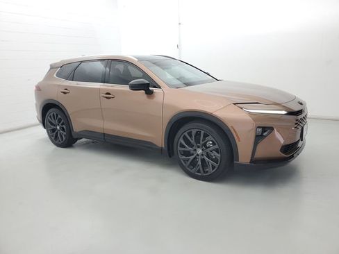 Used 2025 Toyota Crown Signia w/ Advanced Technology Package image 4