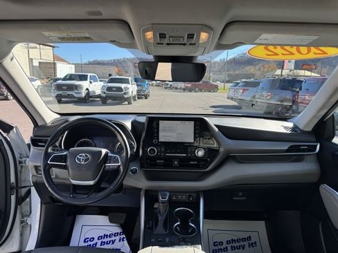 Used 2022 Toyota Highlander XLE image 19