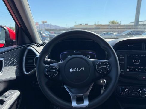Used 2025 Kia Soul LX w/ LX Technology Package FWD image 32