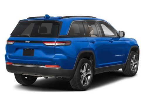 Used 2023 Jeep Grand Cherokee Overland AWD/4WD image 2