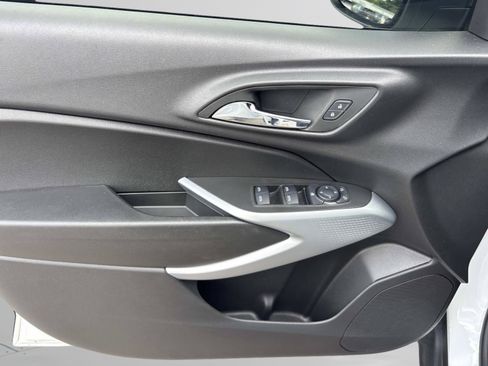 Used 2025 Chevrolet Trax RS FWD image 11