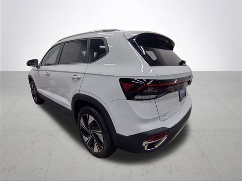 New 2025 Volkswagen Taos SE image 10
