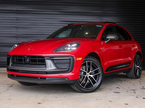 Certified 2025 Porsche Macan Turbo image 1