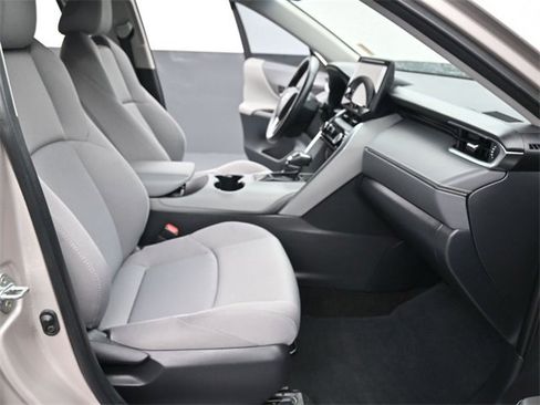 Used 2024 Toyota Venza LE image 16