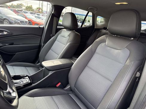 Used 2025 Chevrolet Trax LT w/ LT Convenience Package image 17