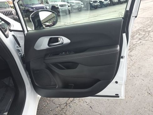 Used 2026 Chrysler Pacifica Premium FWD image 40