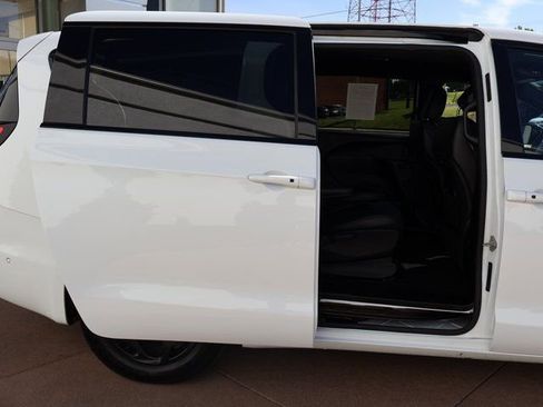Used 2024 Chrysler Pacifica Limited FWD image 15