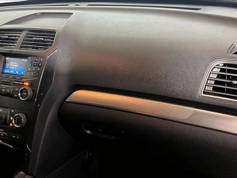 Used 2018 Ford Explorer XLT FWD image 12
