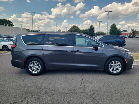 Used 2023 Chrysler Pacifica Touring-L FWD image 2