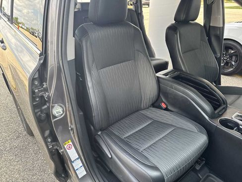 Used 2019 Toyota Highlander Plus AWD/4WD image 29