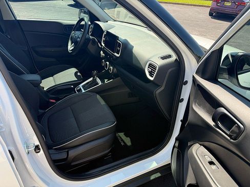 Used 2025 Hyundai Venue Limited FWD image 18