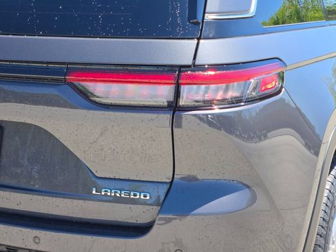 Used 2023 Jeep Grand Cherokee Laredo AWD/4WD image 11