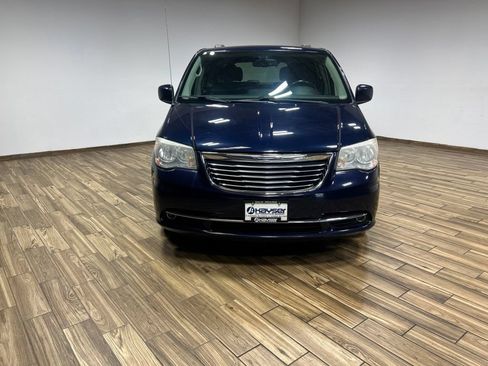 Used 2014 Chrysler Town & Country Touring FWD image 3