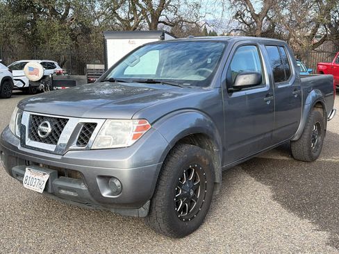 Used 2017 Nissan Frontier SV image 1