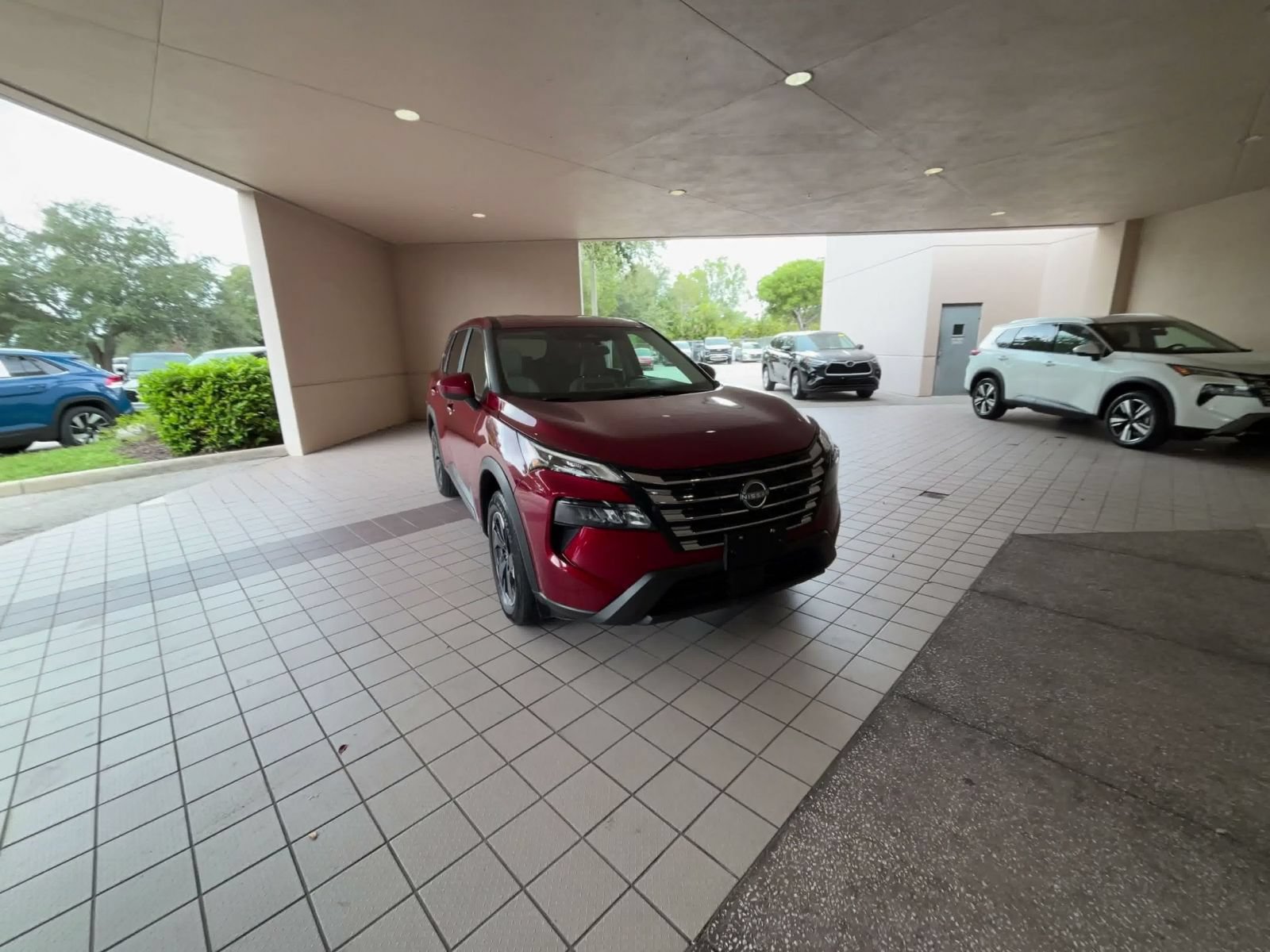 Used 2025 Nissan Rogue SV AWD/4WD image 3