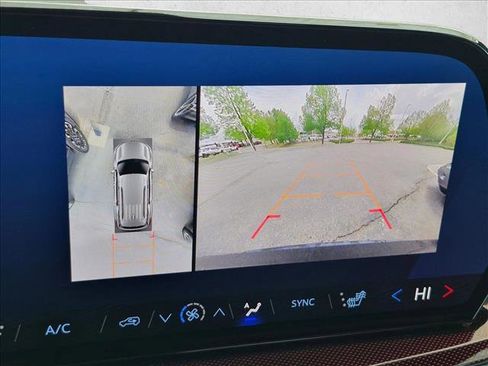 Used 2025 Chevrolet Traverse Z71 w/ Driver Confidence Package AWD/4WD image 14