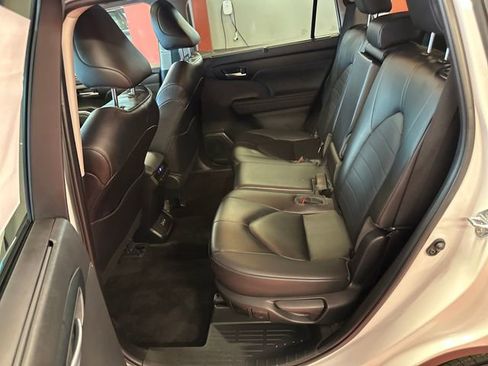 Used 2023 Toyota Highlander XLE AWD/4WD image 14