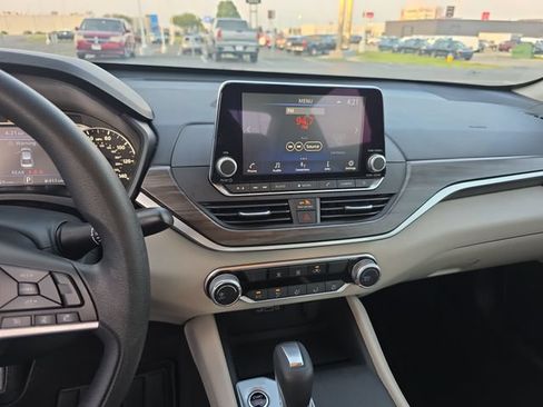 Used 2025 Nissan Altima 2.5 SV FWD image 19