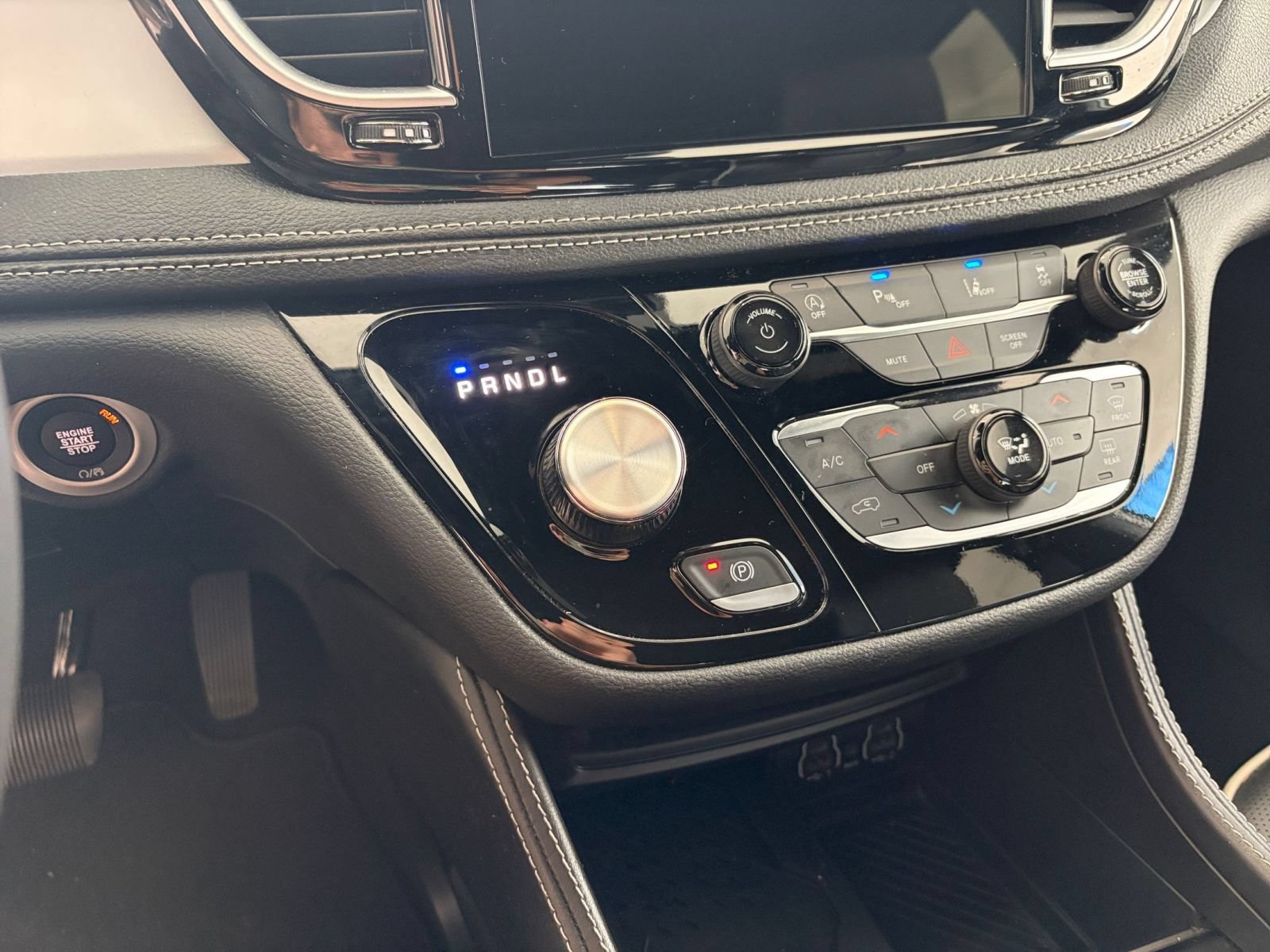 Used 2025 Chrysler Pacifica Limited FWD image 44