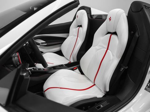 Used 2022 Ferrari F8 Tributo RWD image 3