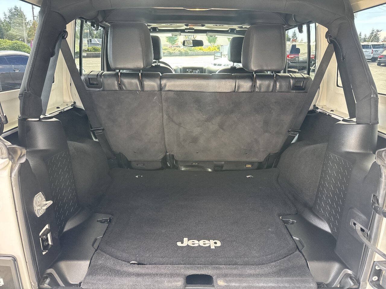 Used 2016 Jeep Wrangler Unlimited Sahara w/ Connectivity Group AWD/4WD image 7