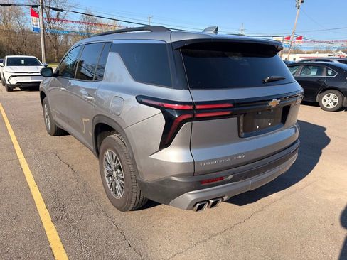 Used 2025 Chevrolet Traverse LT image 5
