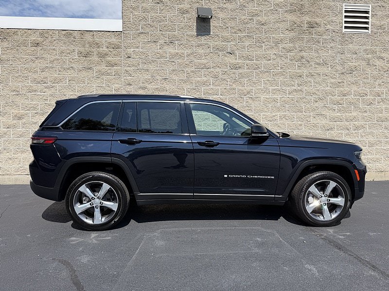 Used 2024 Jeep Grand Cherokee Limited AWD/4WD image 2