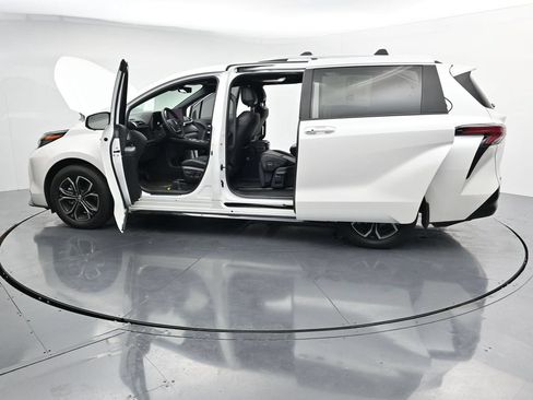 Used 2025 Toyota Sienna Platinum AWD/4WD image 28