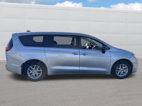 Used 2024 Chrysler Pacifica Touring-L FWD image 11