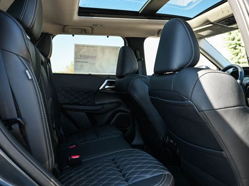 New 2025 Mitsubishi Outlander SEL image 12