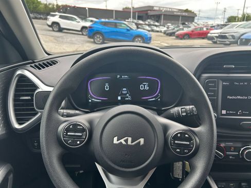 Used 2025 Kia Soul LX w/ LX Technology Package FWD image 24