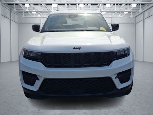 Used 2023 Jeep Grand Cherokee Altitude AWD/4WD image 2