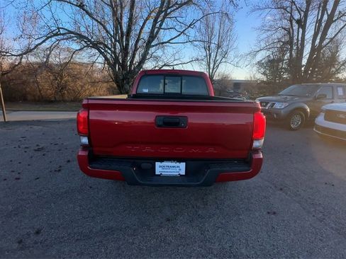 Used 2018 Toyota Tacoma SR image 7