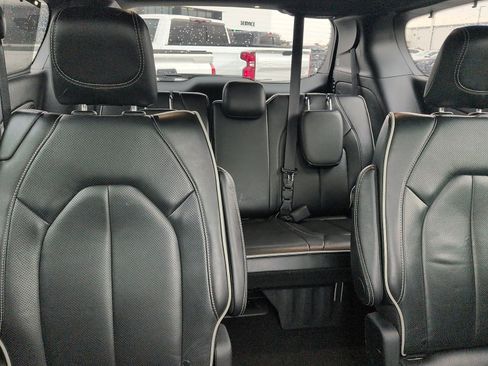 Used 2025 Chrysler Pacifica Limited image 8