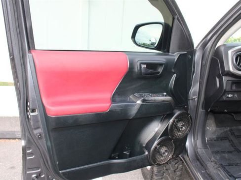 Used 2017 Toyota Tacoma SR5 w/ Tow Package AWD/4WD image 7