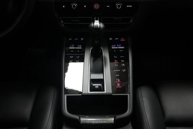 Used 2025 Porsche Macan AWD/4WD image 38