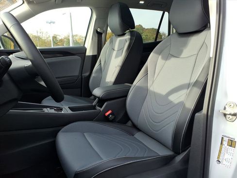 New 2025 Volkswagen Tiguan SE image 8