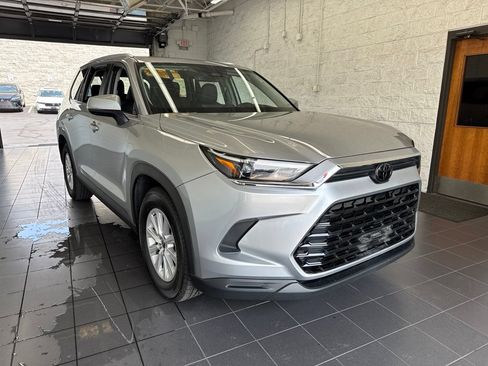 Used 2025 Toyota Grand Highlander AWD image 2