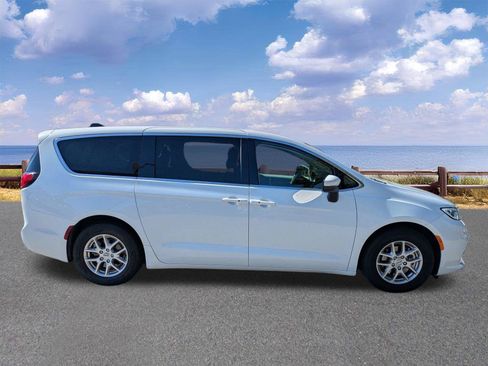 Used 2023 Chrysler Pacifica Touring-L FWD image 9