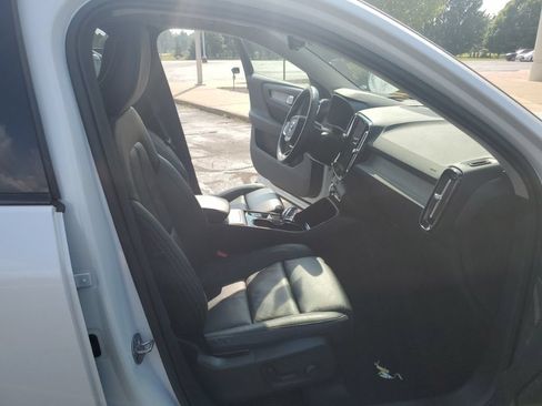 Used 2023 Volvo XC40 B5 Plus AWD/4WD image 11